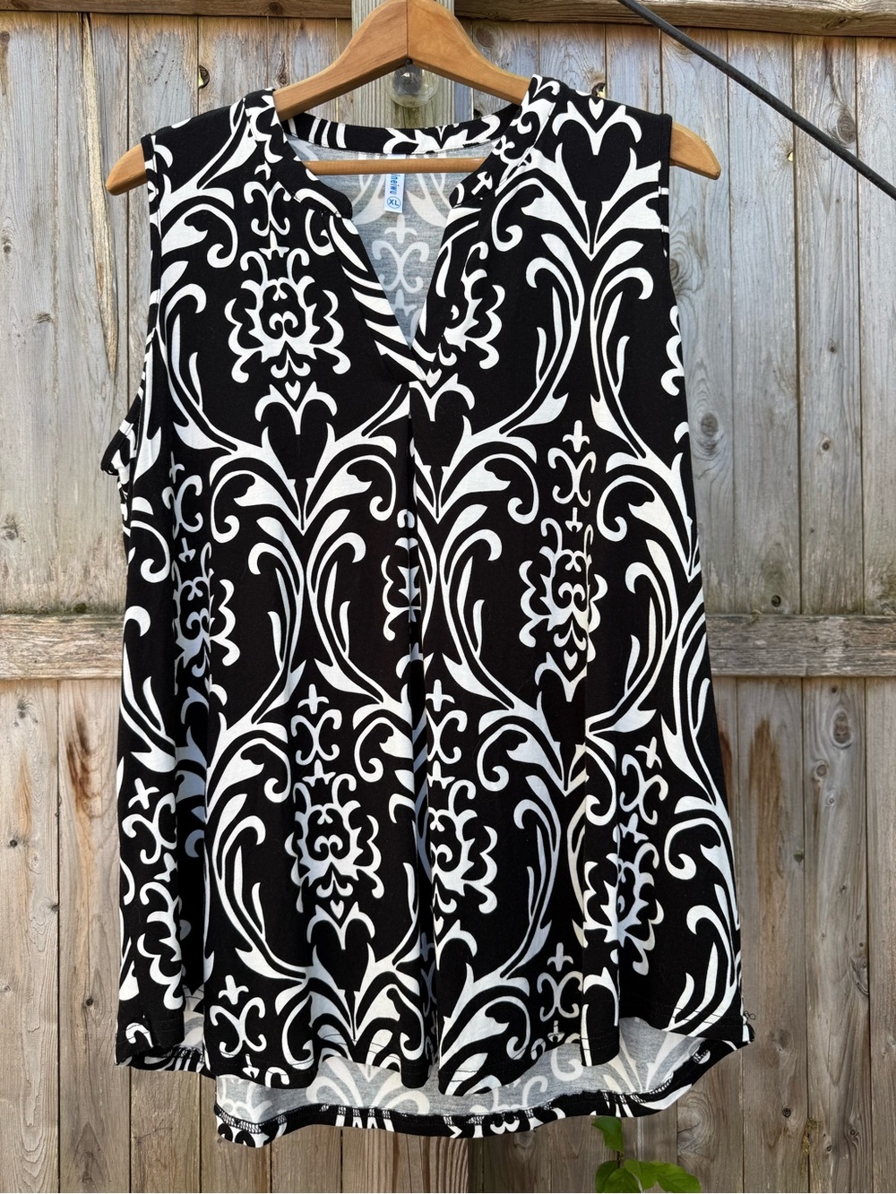 Black & White Scroll-Print Sleeveless V-Neck Tank Top Jersey Travel Cottagecore